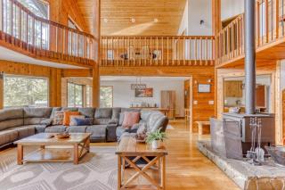Great Blue Lodge - Spacious Ski Lodge, Hot Tub, Sauna, Game Room & More - Government Camp - 4