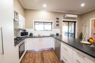 Sterling House Spacious Deck BBQ Pet Friendly - Dubbo - 1
