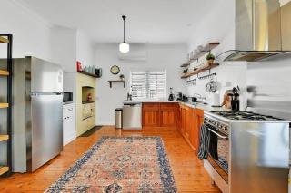 Oasis on Warrendine, Sleek & Stylish, Free Wi-Fi - Orange - 9