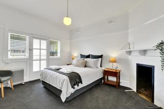 Oasis on Warrendine, Sleek & Stylish, Free Wi-Fi - Orange - 7