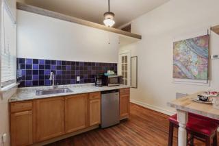 CUTE QUIET MID-CITY STUDIO - Central Location - 6