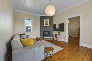 The Edward Charmer - Heritage Home, Pet Friendly - Orange - 4