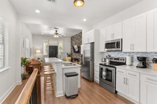 Fabulous Classy and Comfy 3BD 2BA Home and Parking - New Orleans - 2