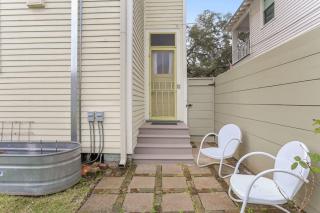 Fab Studio on Tree-Lined Street w City Bikes - New Orleans - 7