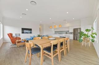 White Haven - Luxe Abode, Firepit, Mountain Views - 1