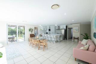 Regand Retreat - Luxurious Family Home, Pool - Dubbo - 3