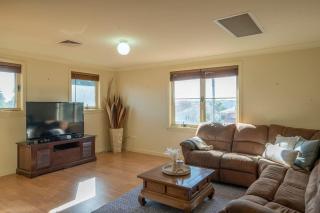 Tranquil Taylor - Two-Storey CBD Family Home, BBQ - Dubbo - 2