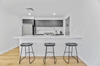 Cosy on Curran - CBD Escape, EV Plug, Firepit - Orange - 2