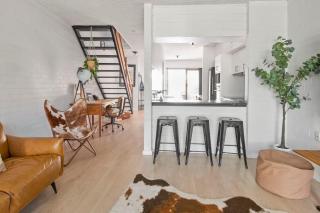 Luxury by the Lagoon - Water Views, 3 Mins to CBD - 2