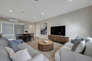 Paradise on Prince - Sleek & Stylish, Dog Friendly - Orange - 3