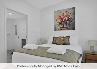 The Elm Apartments - The Gold Room - Orange - 0