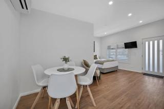 The Elm Apartments - The Gold Room - Orange - 4