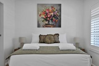 The Elm Apartments - The Gold Room - Orange - 2