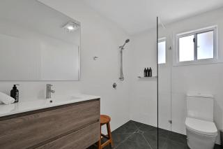The Elm Apartments - The Pink Room - Orange - 8