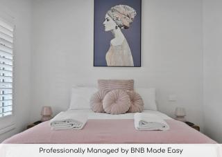 The Elm Apartments - The Pink Room - Orange - 0