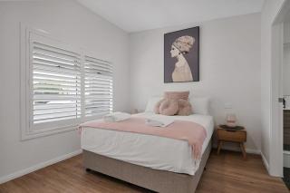 The Elm Apartments - The Pink Room - Orange - 2