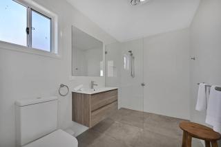 The Elm Apartments - The Cowhide Room - Orange - 8