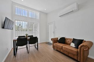 The Elm Apartments - The Cowhide Room - Orange - 9