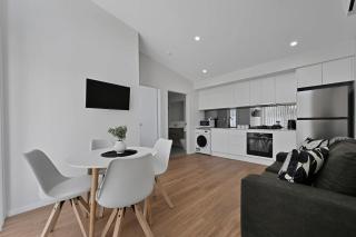 The Elm Apartments - The Black & White Room - Orange - 9