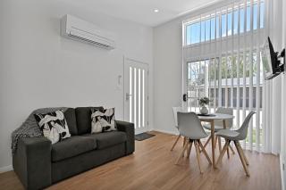 The Elm Apartments - The Black & White Room - Orange - 3