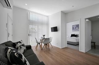The Elm Apartments - The Black & White Room - Orange - 4