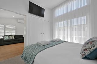 The Elm Apartments - The Blue Room - Orange - 2