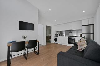 The Elm Apartments - The Green Room - Orange - 9