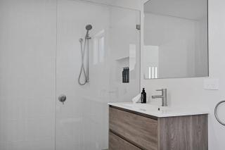 The Elm Apartments - The Sunshine Room - Orange - 7