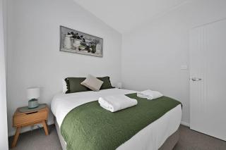The Elm Apartments - The Green Room - Orange - 2