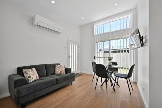 The Elm Apartments - The Sunshine Room - Orange - 3