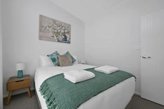The Elm Apartments - The Sunshine Room - Orange - 1