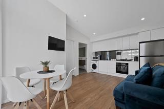 The Elm Apartments - The Yellow Room - Orange - 4