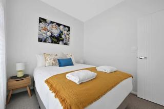 The Elm Apartments - The Yellow Room - Orange - 1