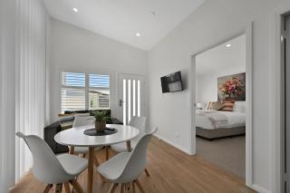 The Elm Apartments - The Orange Room - Orange - 4