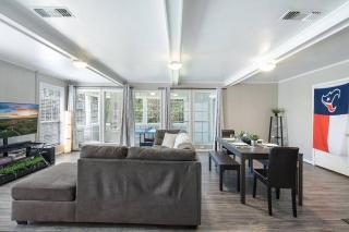 Piney Woods I Ping Pong I By SHSU I TV I Sleeps 11 - 0
