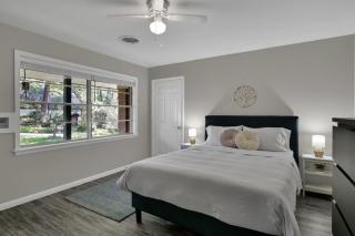 The Huge Home I Next 2 SHSU I Sleeps 16 I PingPong - 2