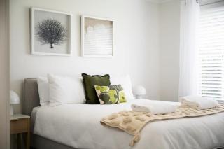 Artful Abode - Duntryleague, Vibrant Decor - Orange - 9