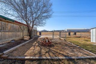 Dino Cave l Walk to Downtown l Fire Pit & BBQ I TV - Drumheller - 6