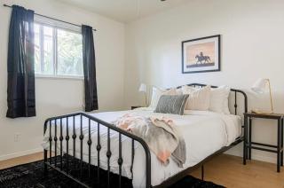 Rancho Del Sol l Sleeps 5 l Close to Downtown I TV - 9