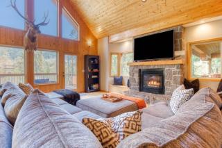 Iron Mountain - Spacious Secluded Lodge with Hot Tub & Game Room - Sandy - 1