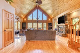 Iron Mountain - Spacious Secluded Lodge with Hot Tub & Game Room - Sandy - 3