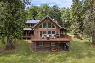 Iron Mountain - Spacious Secluded Lodge with Hot Tub & Game Room - Sandy - 0
