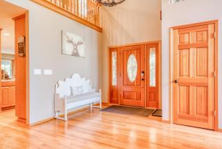 Iron Mountain - Spacious Secluded Lodge with Hot Tub & Game Room - Sandy - 4