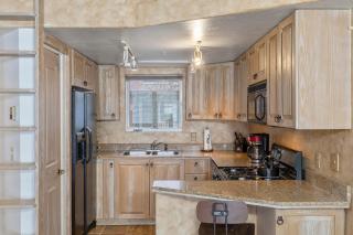 Ski In Out 5 Minute Walk To Everything - 4