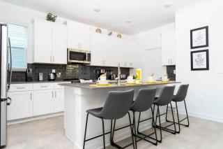 Spacious & Comfy Retreat Prime Location Amazing - 4