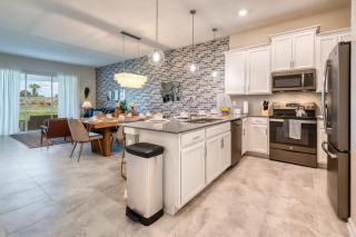 Modern Condo, Spacious Layout and Mickey Bedroom - 8