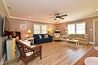 Endless Summer Renovated Home 100 Feet to Beach with Fenced Yard Grill - Myrtle Beach - 3