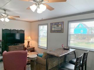 Beach Hut - Half Duplex Just a Few Blocks to Sand Shore and Jetty Park - Freeport - 4