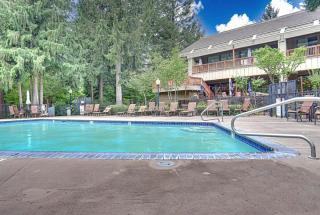 Bright and Cozy - Pet-friendly w/Hot Tub, Games, Shared Pool - Mount Hood Village - 4