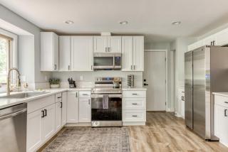 Bright and Cozy - Pet-friendly w/Hot Tub, Games, Shared Pool - Mount Hood Village - 1